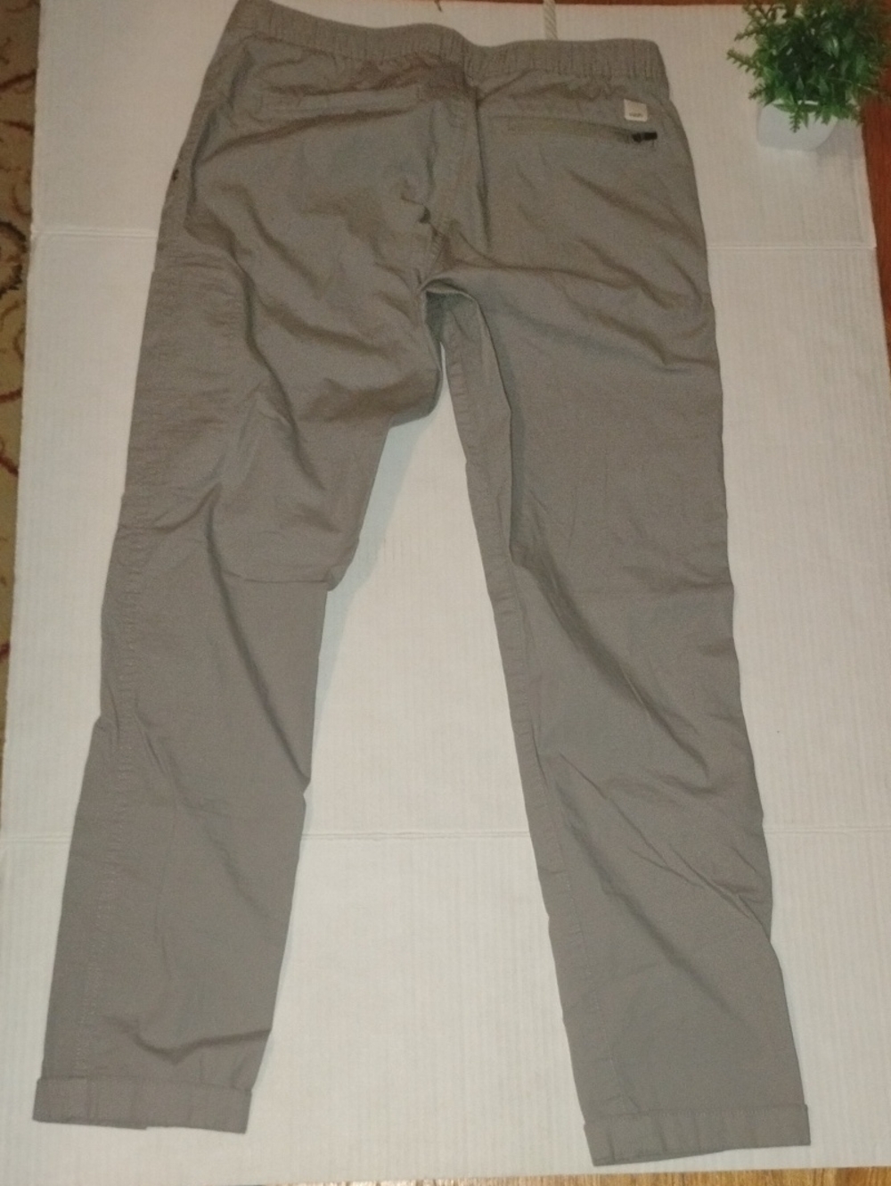 Vuori Rip Stop Pants. Women's size Small. Gray in color.